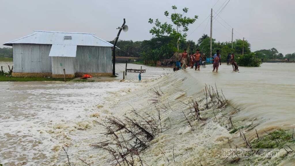 বেড়িবাঁধ ভেঙে ও জলোচ্ছ্বাস